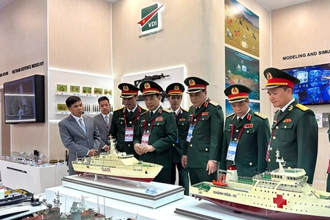 Bộ trưởng Bộ Quốc phòng Phan Văn Giang thăm gian hàng trưng bày của Việt Nam. (Nguồn: Báo Quân đội Nhân dân)
