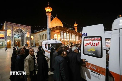Xe cứu thương chuyển các nạn nhân vụ tấn công tại Đền thờ Shah Cheragh ở Shiraz, tỉnh Fars, Iran, ngày 13/8/2023. (Ảnh: AFP/TTXVN) 