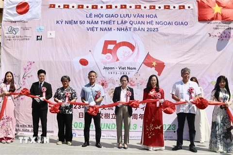 Các đại biểu cắt băng khai mạc Lễ hội Giao lưu Văn hóa Việt Nam-Nhật Bản. (Ảnh: Đức Thịnh/TTXVN)