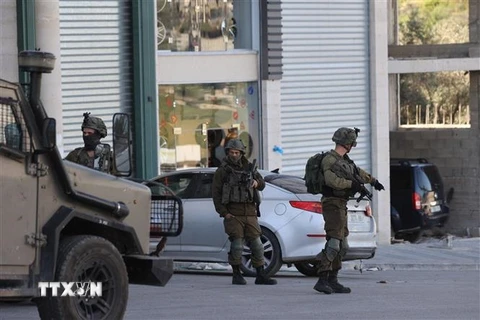 Binh sỹ Israel gác tại khu vực phía Tây Nablus ở khu Bờ Tây bị chiếm đóng, ngày 12/3/2023. (Ảnh: AFP/TTXVN)