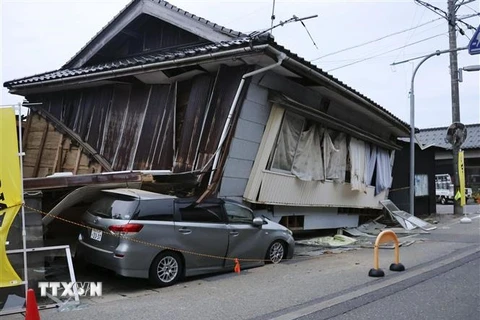 Một ngôi nhà đổ sập sau trận động đất tại thành phố Suzu, bán đảo Noto, tỉnh Ishikawa, Nhật Bản ngày 5/5/2023. (Ảnh: Kyodo/TTXVN)