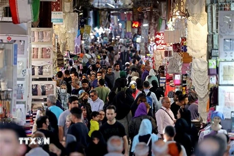 Người dân mua sắm tại khu chợ cổ Grand Bazaar ở Thủ đô Tehran, Iran ngày 28/9/2022. (Ảnh: AFP/TTXVN)