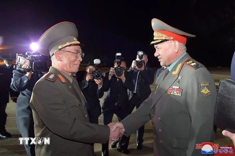 Bộ trưởng Quốc phòng Triều Tiên, Đại tướng Kang Sun-nam (trái) và Bộ trưởng Quốc phòng Nga Sergei Soigu (phải) tại lễ đón ở Bình Nhưỡng, Triều Tiên, ngày 25/7/2023. (Ảnh: YONHAP/TTXVN)