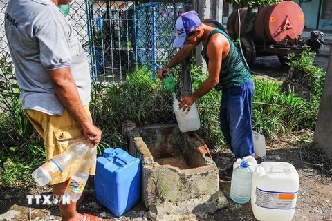 Người dân lấy nước sinh hoạt tại tỉnh Pinar del Rio, Cuba. (Ảnh: AFP/TTXVN)
