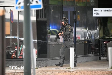 Cảnh sát điều tra tại hiện trường vụ nổ súng ở trung tâm thương mại Thành phố Malmo, Thuỵ Điển ngày 19/8/2022. (Ảnh: REUTERS/TTXVN)