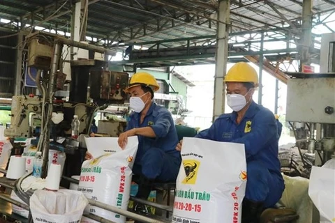 Sản xuất phân bón tại Công ty phân bón Bình Điền, Long An. (Ảnh: Bùi Giang/TTXVN)