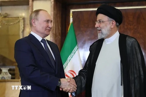 Tổng thống Iran Ebrahim Raisi (phải) và Tổng thống Nga Vladimir Putin tại cuộc gặp ở Tehran ngày 19/7/2022. (Ảnh: AFP/TTXVN)
