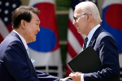 Tổng thống Hàn Quốc Yoon Suk Yeol và Tổng thống Mỹ Joe Biden. (Nguồn: AP)
