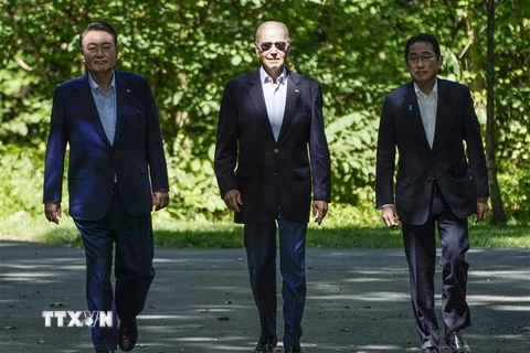 Tổng thống Hàn Quốc Yoon Suk Yeol, Tổng thống Mỹ Joe Biden và Thủ tướng Nhật Bản Fumio Kishida. (Ảnh: AFP/TTXVN)