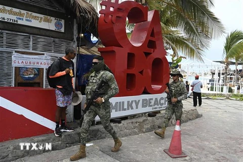 Binh sỹ Mexico tuần tra tại bãi biển Medano ở bang Baja California trước khi bão Hilary đổ bộ ngày 18/8/2023. (Ảnh: AFP/TTXVN)