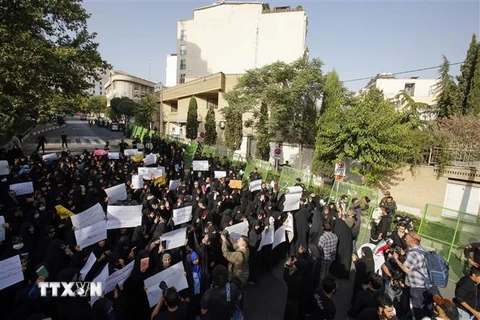Người dân biểu tình phản đối việc báng bổ kinh Koran, bên ngoài Đại sứ quán Thụy Điển ở Tehran, Iran, ngày 21/7/2023. (Ảnh: AFP/TTXVN)