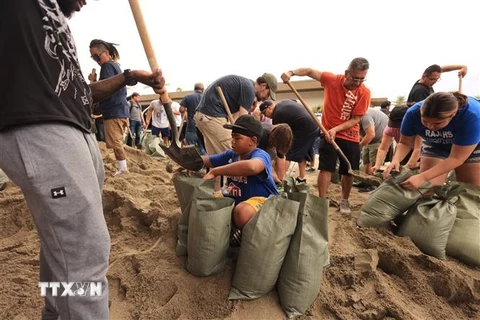 Người dân chuẩn bị bao cát trước khi bão Hilary đổ bộ, tại Indio, California, Mỹ, ngày 19/8/2023. (Ảnh: AFP/TTXVN)