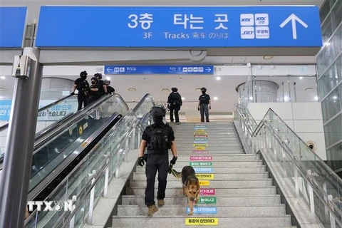 Cảnh sát và chó nghiệp vụ kiểm tra nhà ga Osong ở Cheongju, Hàn Quốc. (Ảnh: Yonhap/TTXVN)