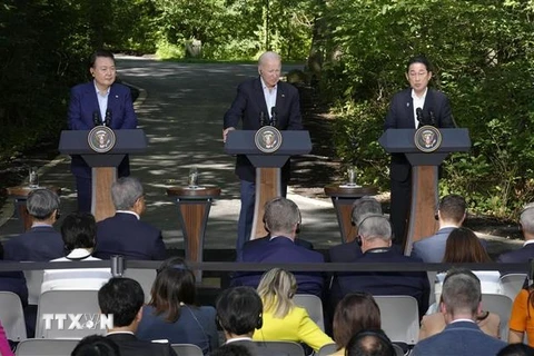 Tổng thống Hàn Quốc Yoon Suk Yeol (trái), Tổng thống Mỹ Joe Biden (giữa) và Thủ tướng Nhật Bản Fumio Kishida trong cuộc họp báo chung sau Hội nghị Thượng đỉnh Ba bên ở Trại David, bang Maryland (Mỹ) ngày 18/8/2023. (Ảnh: Kyodo/TTXVN)