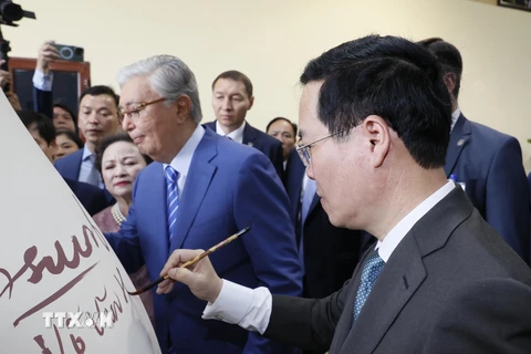 Chủ tịch nước và Tổng thống Kazakhstan trải nghiệm làm Gốm Chu Đậu