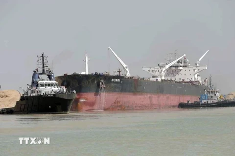 Vụ va chạm giữa hai tàu đã gây gián đoạn giao thông trên kênh Suez. (Nguồn: AP)