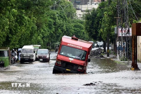 Cảnh ngập lụt sau những trận mưa lớn tại Lahore, Pakistan, ngày 22/7/2023. (Ảnh: THX/TTXVN)