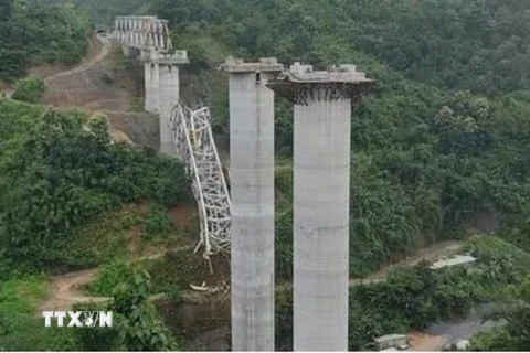 Hiện trường vụ sập cầu đường sắt đang trong quá trình xây dựng tại bang Mizoram, Ấn Độ ngày 23/8/2023. (Ảnh: HT/TTXVN)