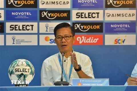 Huấn luyện viên Đội tuyển U23 Việt Nam Hoàng Anh Tuấn tại cuộc họp báo sau trận chung kết. (Ảnh: Huy Tiến/TTXVN)