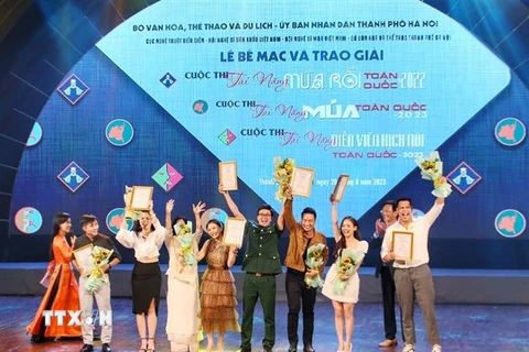 Các thí sinh đạt giải Nhất Cuộc thi Tài năng Diễn viên Kịch nói Toàn quốc năm 2023. (Ảnh: Tuấn Đức/TTXVN)