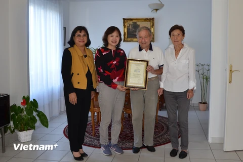 Giám đốc Bảo tàng Báo chí Việt Nam trao Chứng nhận hiến tặng tài liệu và quà lưu niệm cho ông Jean Marie Jacquemin. (Ảnh: Ngọc Hiệp/TTXVN)