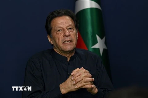 Cựu Thủ tướng Imran Khan trả lời phỏng vấn tại Lahore, Pakistan, ngày 18/5/2023. (Ảnh: AFP/TTXVN)