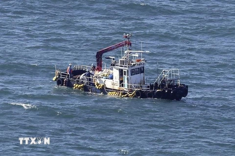 Con tàu lấy mẫu nước biển ở ngoài khơi nhà máy điện hạt nhân Fukushima (Nhật Bản) để phân tích, ngày 24/8/2023. (Ảnh: Kyodo/TTXVN)
