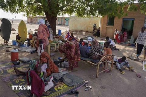 Người dân sơ tán tránh xung đột trú tạm tại một trường học ở Hasahisa, Sudan ngày 10/7/2023. (Ảnh: AFP/TTXVN)