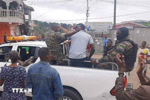 Lực lượng an ninh Gabon tuần tra trên đường phố thủ đô Libreville, sau khi một nhóm sỹ quan quân đội tuyên bố lên nắm quyền, ngày 30/8/2023. (Ảnh: AFP/TTXVN)