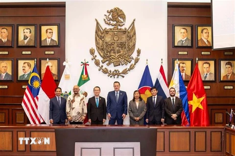 Phái đoàn ASEAN bao gồm gồm Đại sứ các nước Philippines, Indonesia, Malaysia, Thái Lan và Việt Nam chụp ảnh chung với Thống đốc Mauricio Kuri González. (Ảnh: Phi Hùng/TTXVN)
