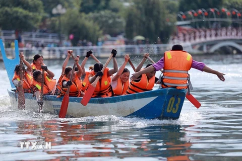 [Photo] Mục sở thị Giải đua thuyền đuôi én tại Than Uyên