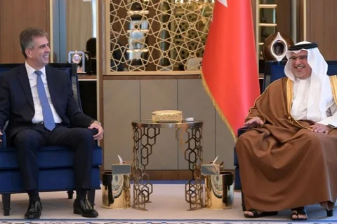 Ngoại trưởng Israel Eli Cohen và Thủ tướng Bahrain-Thái tử Salman bin Hamad Al Khalifa. (Nguồn: AFP)