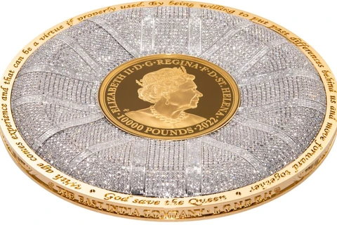Đồng tiền vàng nạm hơn 6.400 viên kim cương tưởng nhớ cố Nữ hoàng Elizabeth II. (Nguồn: CNN)