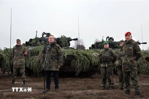 Bộ trưởng Quốc phòng Đức Boris Pistorius (thứ 2, trái) trong chuyến thăm các binh sỹ tại căn cứ huấn luyện ở Altengrabow, gần Moeckern, miền Đông nước Đức, ngày 26/1/2023. (Ảnh: AFP/TTXVN)