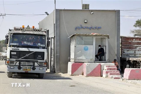 Xe tải đi qua cửa khẩu Kerem Shalom ở Dải Gaza. (Ảnh: AFP/TTXVN)