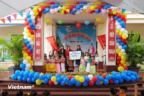 Đại diện Vinamilk trao tặng 21.600 hộp sữa Vinamilk ADM đến các em học sinh tại Trường Mầm non Cao Thành vào lễ khai giảng năm học mới. (Nguồn: Vietnam+)