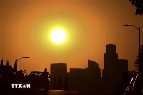 Mặt Trời vẫn gay gắt lúc hoàng hôn tại California, Mỹ. (Ảnh: AFP/TTXVN)