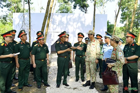 Thượng tướng Phùng Sĩ Tấn dẫn đầu đoàn kiểm tra của Bộ Quốc phòng kiểm tra công tác chuẩn bị tại thao trường diễn tập. (Nguồn: Báo Quân đội Nhân dân)