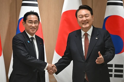 Tổng thống Hàn Quốc Yoon Suk Yeol (phải) và Thủ tướng Nhật Bản Fumio Kishida. (Nguồn: Reuters)