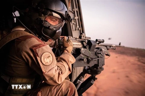 Binh sỹ Pháp tham gia chiến dịch Barkhane tuần tra quanh căn cứ quân sự gần Ouallam, Niger, ngày 15/7/2022. (Ảnh: AFP/TTXVN)