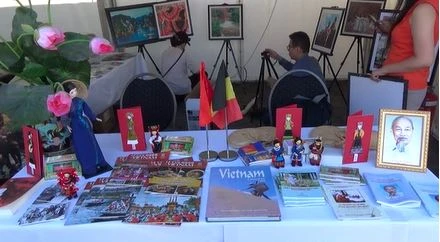 Gian hàng Việt Nam tại Lễ hội Manifiesta. (Nguồn: TTXVN)
