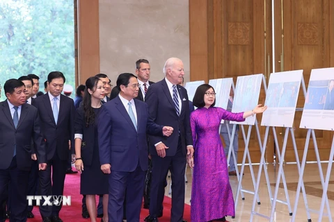 [Photo] Lãnh đạo Việt Nam và Hoa Kỳ tham quan trưng bày ảnh của TTXVN