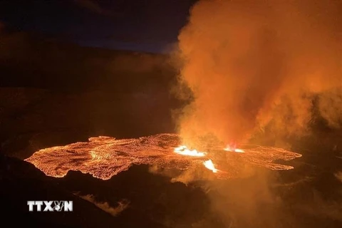 Dung nham phun trào từ núi lửa Kilauea tại Hawaii, Mỹ, ngày 7/6/2023. (Ảnh: AFP/TTXVN)