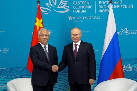 Tổng thống Nga Vladimir Putin (phải) và Phó Thủ tướng Trung Quốc Trương Quốc Thanh. (Nguồn: AP)