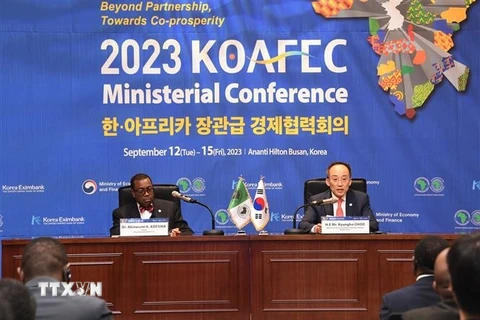 Bộ trưởng Kinh tế và Tài chính Hàn Quốc Choo Kyung-ho (phải) tại cuộc họp báo ở Busan, Hàn Quốc, ngày 13/9/2023. (Ảnh: YONHAP/TTXVN)