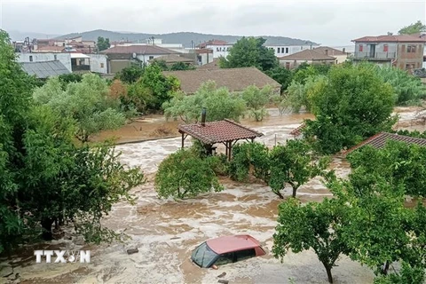 Cảnh ngập lụt do mưa lớn tại Volos, Hy Lạp ngày 5/9/2023. (Ảnh: AFP/TTXVN)