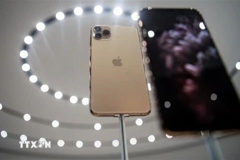 Điện thoại iPhone của Apple được trưng bày tại trụ sở của hãng ở Cupertino, California, Mỹ. (Ảnh: AFP/TTXVN)