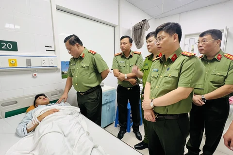 Trung tướng Nguyễn Hải Trung và đại diện các phòng chức năng Công an thành phố thăm hỏi, động viên chiến sỹ Nguyễn Quốc Trung. (Nguồn: Công an thành phố Hà Nội)