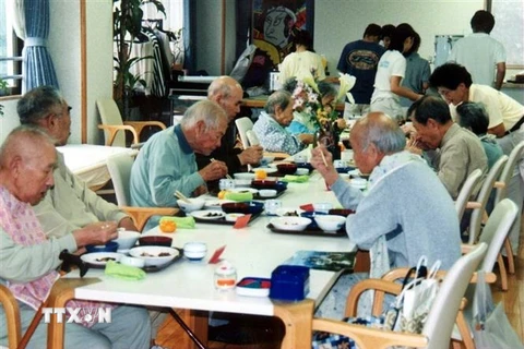 Người cao tuổi được chăm sóc tại trung tâm dưỡng lão ở tỉnh Kanagawa, Nhật Bản. (Ảnh: Kyodo/TTXVN)
