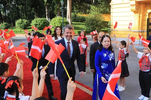 Thái tử kế vị Frederik cùng Công nương Đan Mạch thăm chính thức Việt Nam từ ngày 31/10-3/11/2022 theo lời mời của Phó Chủ tịch nước Võ Thị Ánh Xuân. (Ảnh: Lâm Khánh/TTXVN)